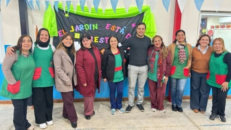 Niños en control médico en escuela municipal durante jornada del PROSANE