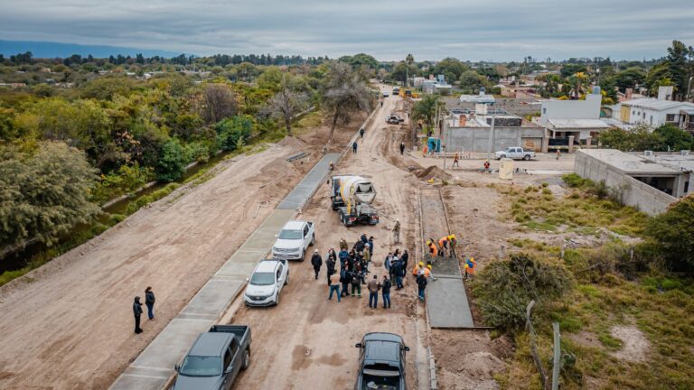 Autoridades recorren obras de urbanización en el Barrio 140 Viviendas de Valle Viejo
