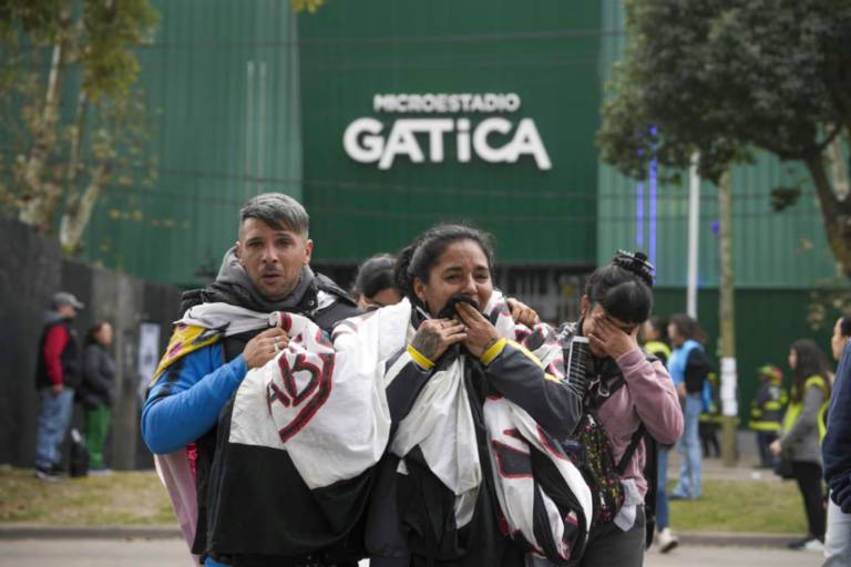 Multitud de fanáticos en las inmediaciones del Polideportivo José María Gatica durante el velatorio del Indio Solari