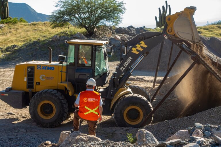 Firma de acuerdo entre Ministerio de Educación y Trabajo y Minera Agua Rica LLC para prácticas de operadores de maquinaria vial