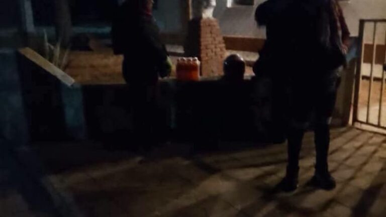 Padres frente a la Escuela N°309 de La Puntilla en protesta