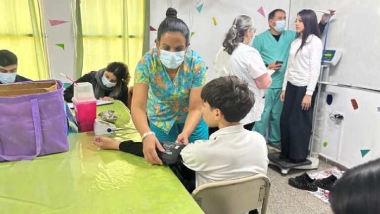 Equipo de salud realizando control médico a estudiantes en escuela municipal de la Capital