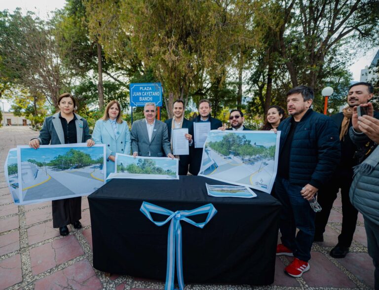 Firma de convenio entre gobernador Raúl Jalil e intendente Enzo Carrizo en Saujil