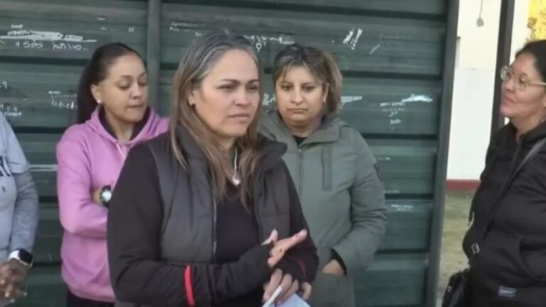 Alumnos en la entrada de la Escuela de El Portezuelo en Valle Viejo