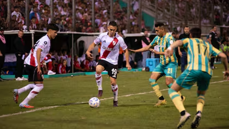 Partido Aldosivi vs River Plate en el estadio Padre Ernesto Martearena de Salta
