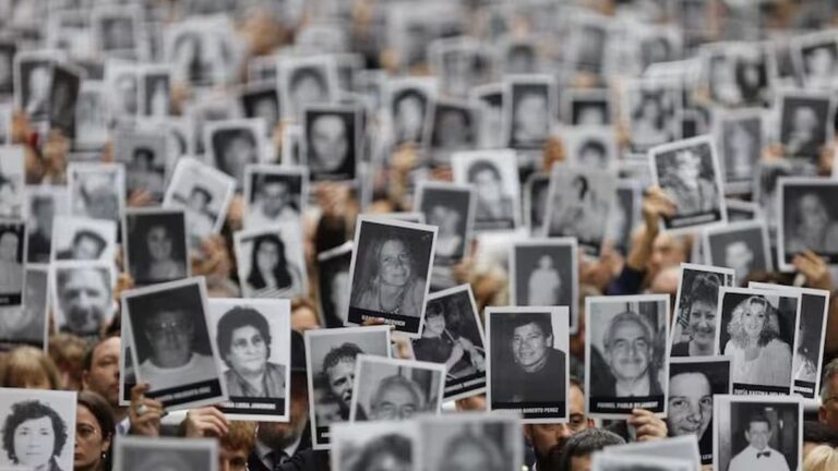 Acto por el 32° aniversario del atentado a la AMIA en el barrio de Once, Buenos Aires