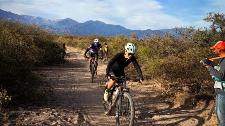 Ciclistas en circuito de montaña en Andalgalá durante la Copa Argentina MTB