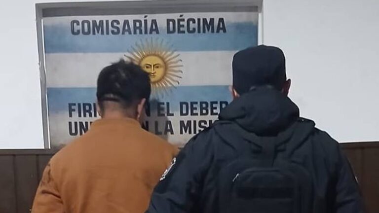 Efectivos policiales en Villa Eumelia durante procedimiento por amenazas