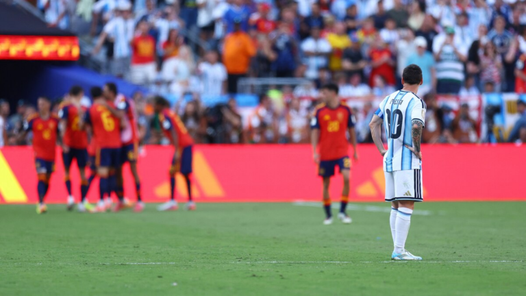 Jugadores de Argentina y España durante la final del Mundial 2026