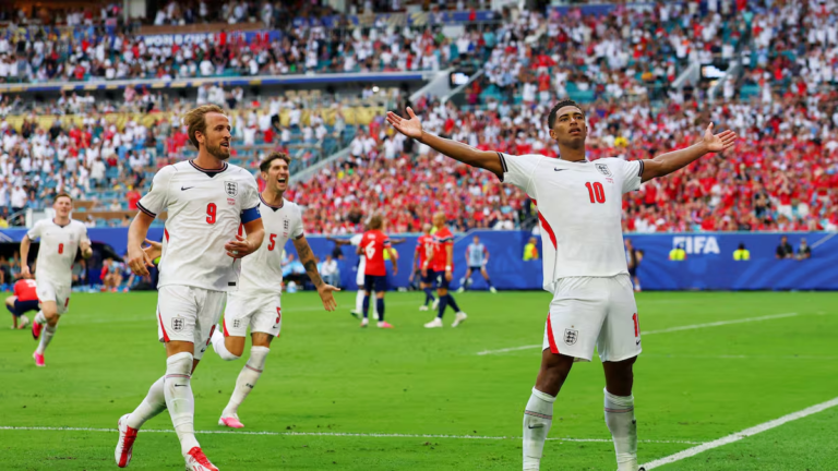 Jugadores de Argentina e Inglaterra en un partido de fútbol