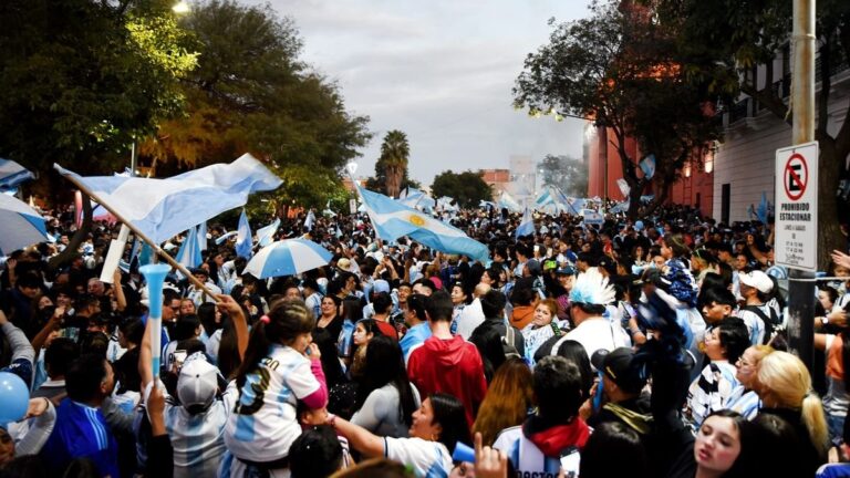 Multitud celebrando en la plaza 25 de Mayo de Catamarca con banderas argentinas tras la victoria de la Selección