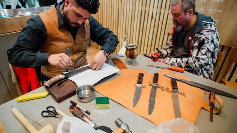 Demostración en vivo de artesanía en la Fiesta del Poncho, Catamarca