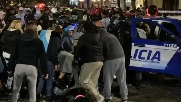 Festejos multitudinarios en la vía pública durante la madrugada por la clasificación de la Selección argentina