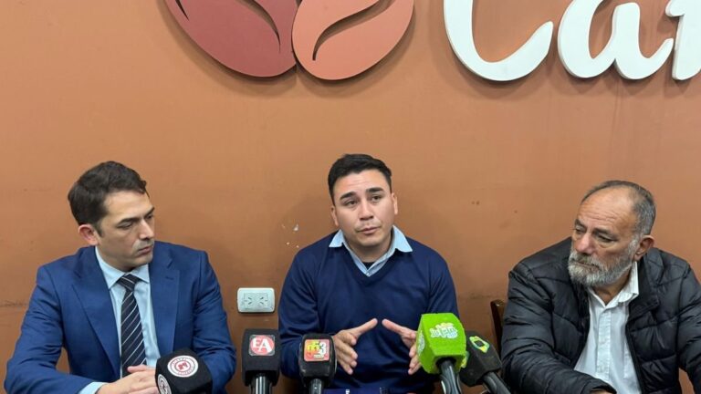 Concejal Luciano Auce en conferencia de prensa