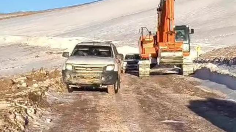 Rescatistas trabajando en la cordillera de Catamarca durante el operativo de rescate de turistas varados