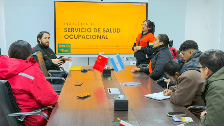 Estudiantes del IES Fiambalá durante la jornada de inducción en LIEX S.A.