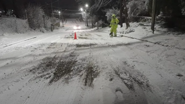 Vista de calles cubiertas de nieve en San Carlos de Bariloche durante el temporal