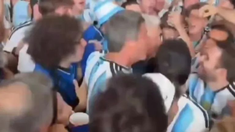 Bastian Schweinsteiger rodeado de hinchas argentinos celebrando la clasificación a la final del Mundial 2026