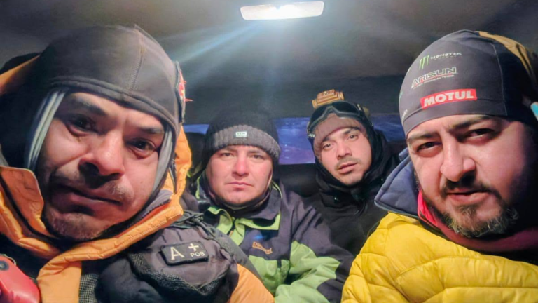 Bomberos voluntarios de Tinogasta durante operativo de rescate en la cordillera