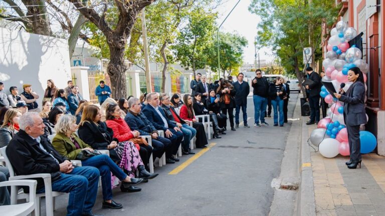 Autoridades provinciales en el acto del centenario de Casa Cuna en Catamarca