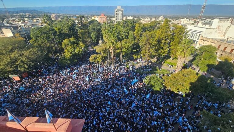 Multitud en la plaza 25 de Mayo de Catamarca celebrando la victoria de Argentina ante Egipto
