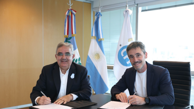 Firma de convenio entre el gobernador Raúl Jalil y el secretario general del CFI Ignacio Lamothe