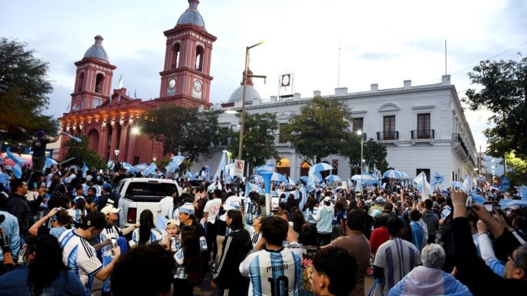 Hinchas argentinos festejando en la Plaza 25 de Mayo de Catamarca tras la victoria ante Inglaterra