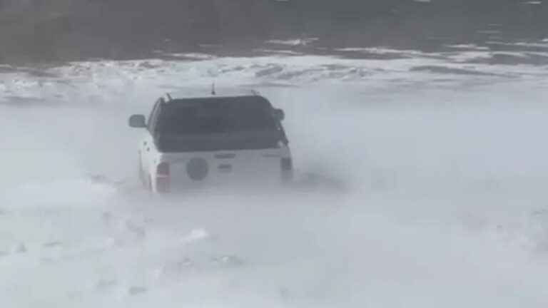 Camionetas semisepultadas por nieve en Fiambalá