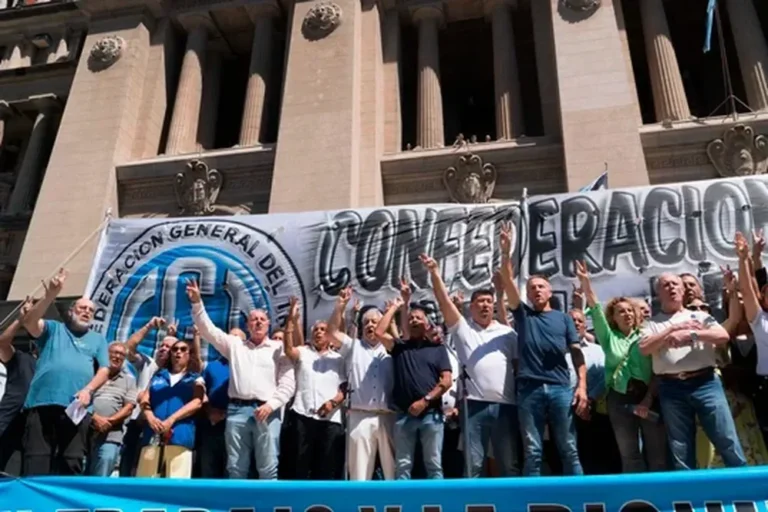 Manifestantes con pancartas frente al Congreso Nacional