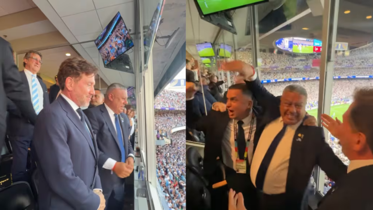 Claudio Chiqui Tapia festeja en el palco tras un gol de Argentina ante Suiza en el Mundial 2026