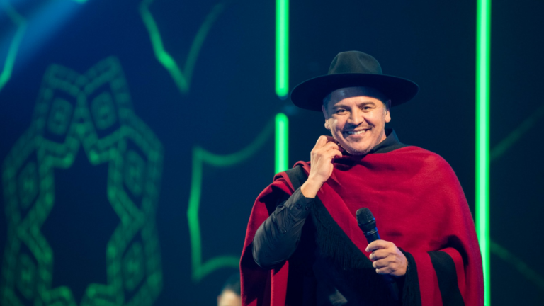 Christian Herrera cantante folclórico en escenario