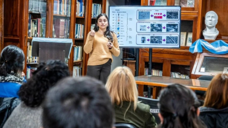 Daiana Reartes durante la presentación del sensor portátil de arsénico en la Cámara de Senadores