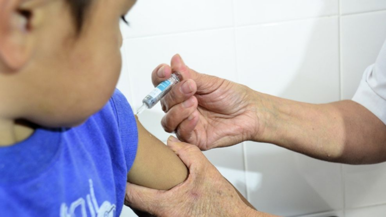 Gráfico de cobertura de vacunación infantil en Catamarca y Argentina según Unicef y OMS