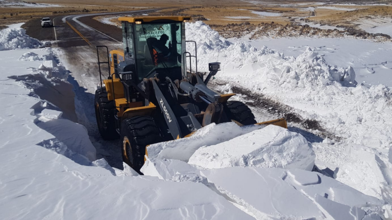 Equipos viales realizan despeje de nieve en la Ruta Nacional 60 hacia el Paso de San Francisco