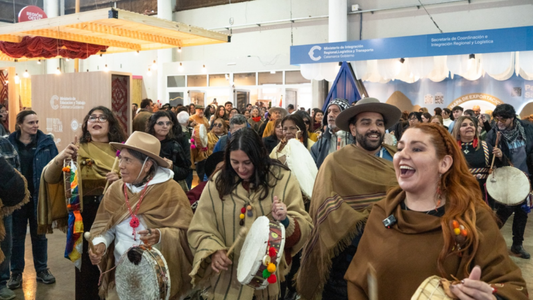 Copleras y copleros con cajas durante la caminata de Catamarca Retumba en el Predio Ferial del Poncho