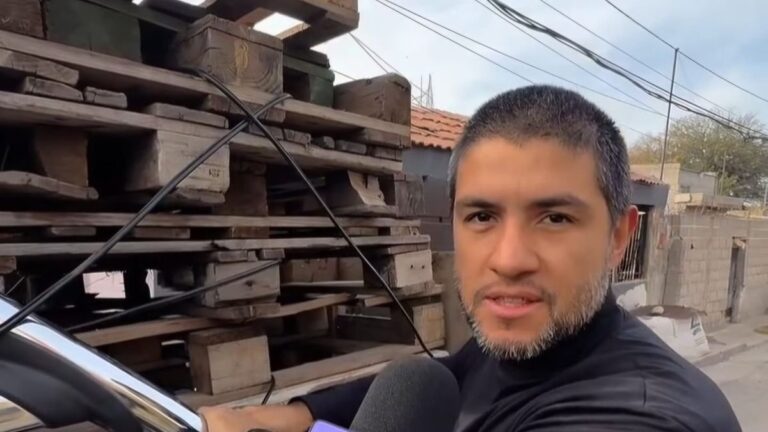 Concejal Diego Figueroa entregando materiales en el barrio San Martín