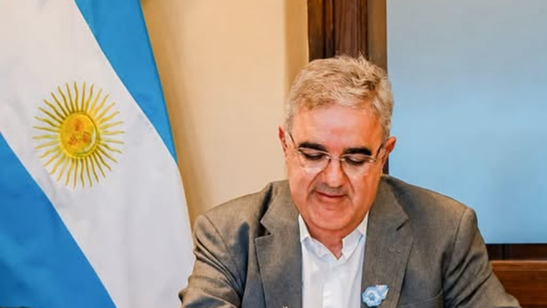Gobernador Raúl Jalil anunciando bono extraordinario para becas provinciales en Catamarca