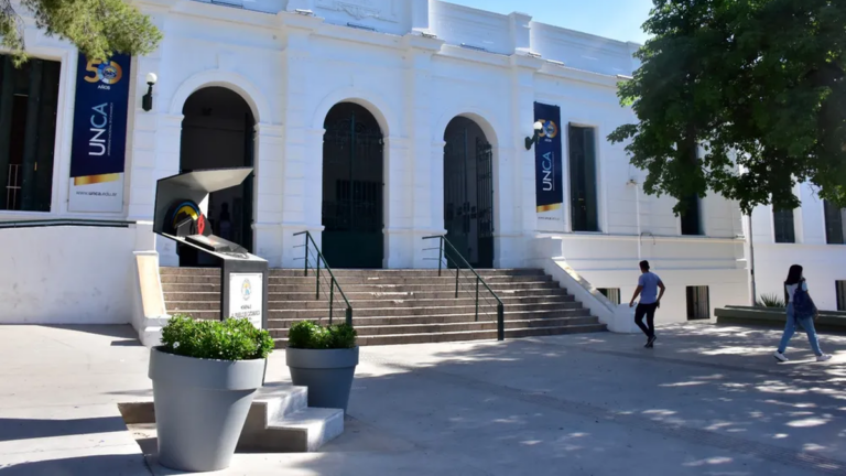 Conversatorio sobre violencia de género y falsas denuncias en la Universidad Nacional de Catamarca