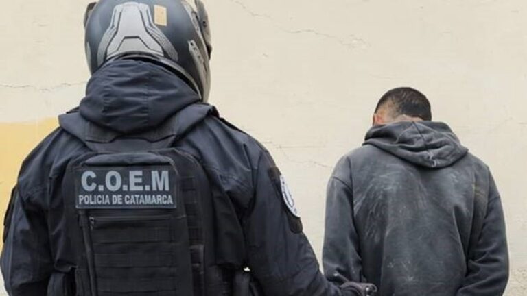 Imagen ilustrativa de una demora policial en la vía pública