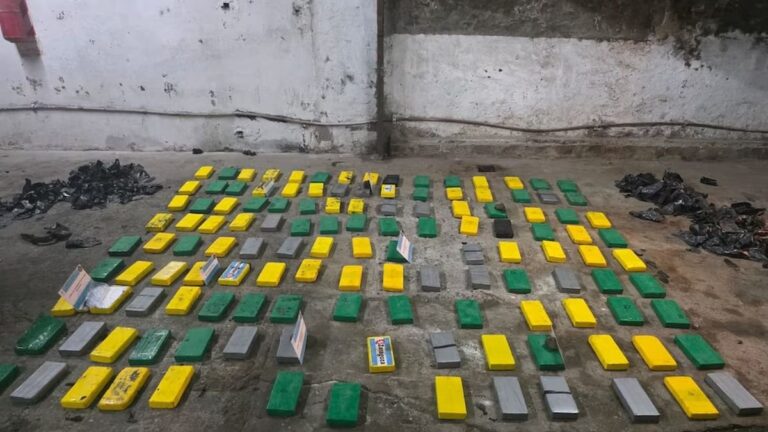 Operativo policial con droga secuestrada en allanamientos