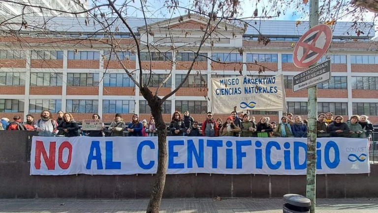 Concentración de trabajadores frente al Polo Científico del CONICET