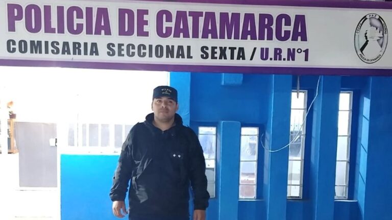 Efectivo policial asistiendo a un bebé tras broncoaspiración en Catamarca