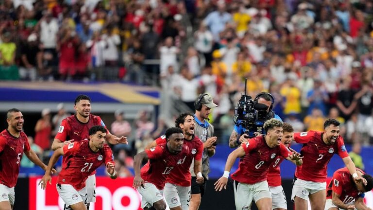 Jugadores de Egipto celebran la clasificación a octavos de final tras vencer a Australia en penales