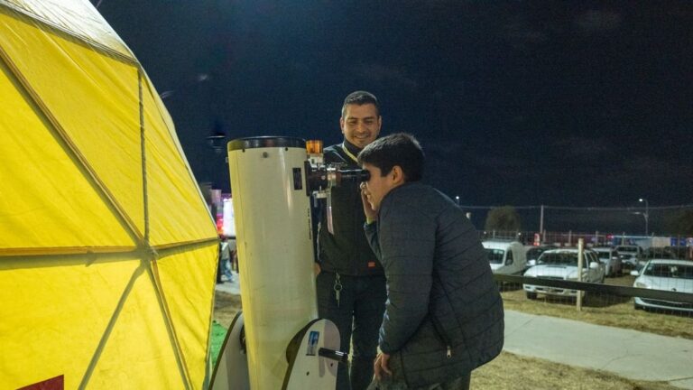 Visitantes dentro de un domo inmersivo con lentes de realidad virtual en la Fiesta del Poncho