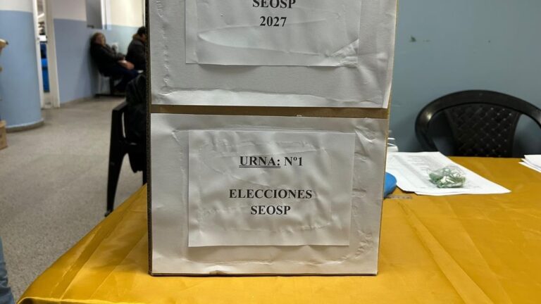 Afiliados votando en la sede de OSEP durante las elecciones del SOSEP