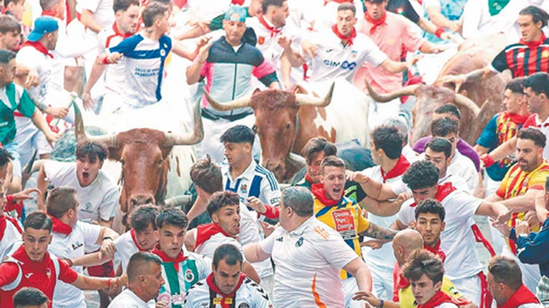 Calle de Pamplona durante un encierro de toros bravos en las fiestas de San Fermín