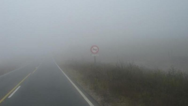 Vista de la Cuesta El Portezuelo con niebla y calzada mojada