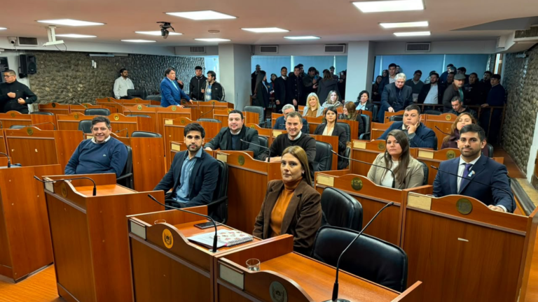 Recinto de la Cámara de Diputados de Catamarca vacío durante una sesión