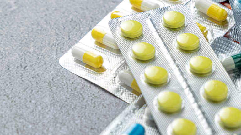 Farmacéutico en mostrador de farmacia en Catamarca