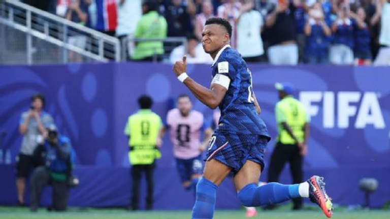 Jugadores de Francia celebrando el gol ante Paraguay en el Estadio Philadelphia
